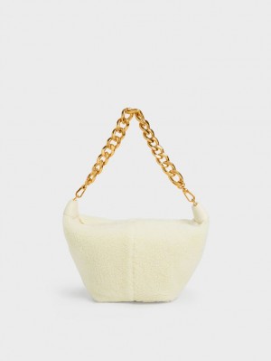 Charles & Keith Daki Chain Handle Furry Hobo Tasche Weiß | 209DGFXPR