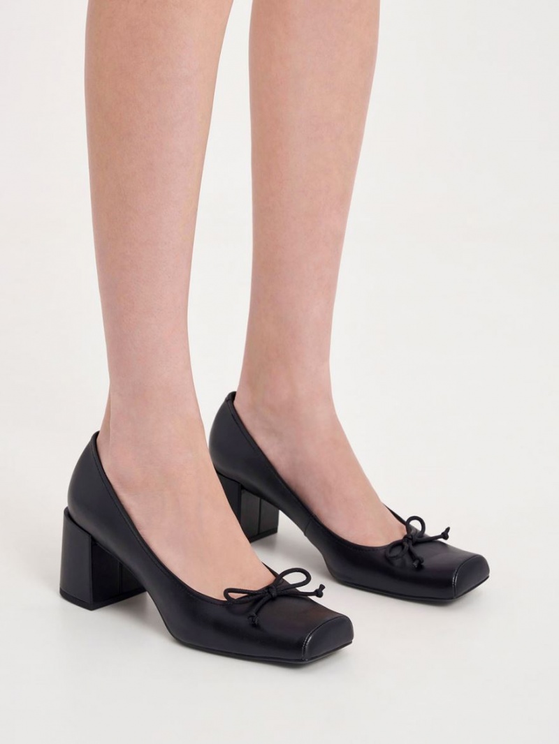 Charles & Keith Bow Square-Kappe Pumps Schwarz | 305QAKBIX