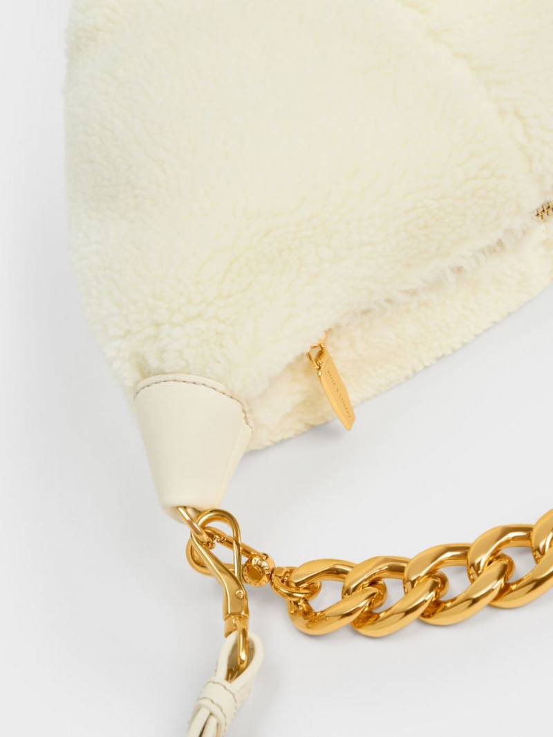 Charles & Keith Daki Chain Handle Furry Hobo Tasche Weiß | 209DGFXPR